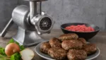 Fleischwolf-Frikadellen: Saftige Buletten mit Zwiebeln und Kraeutern